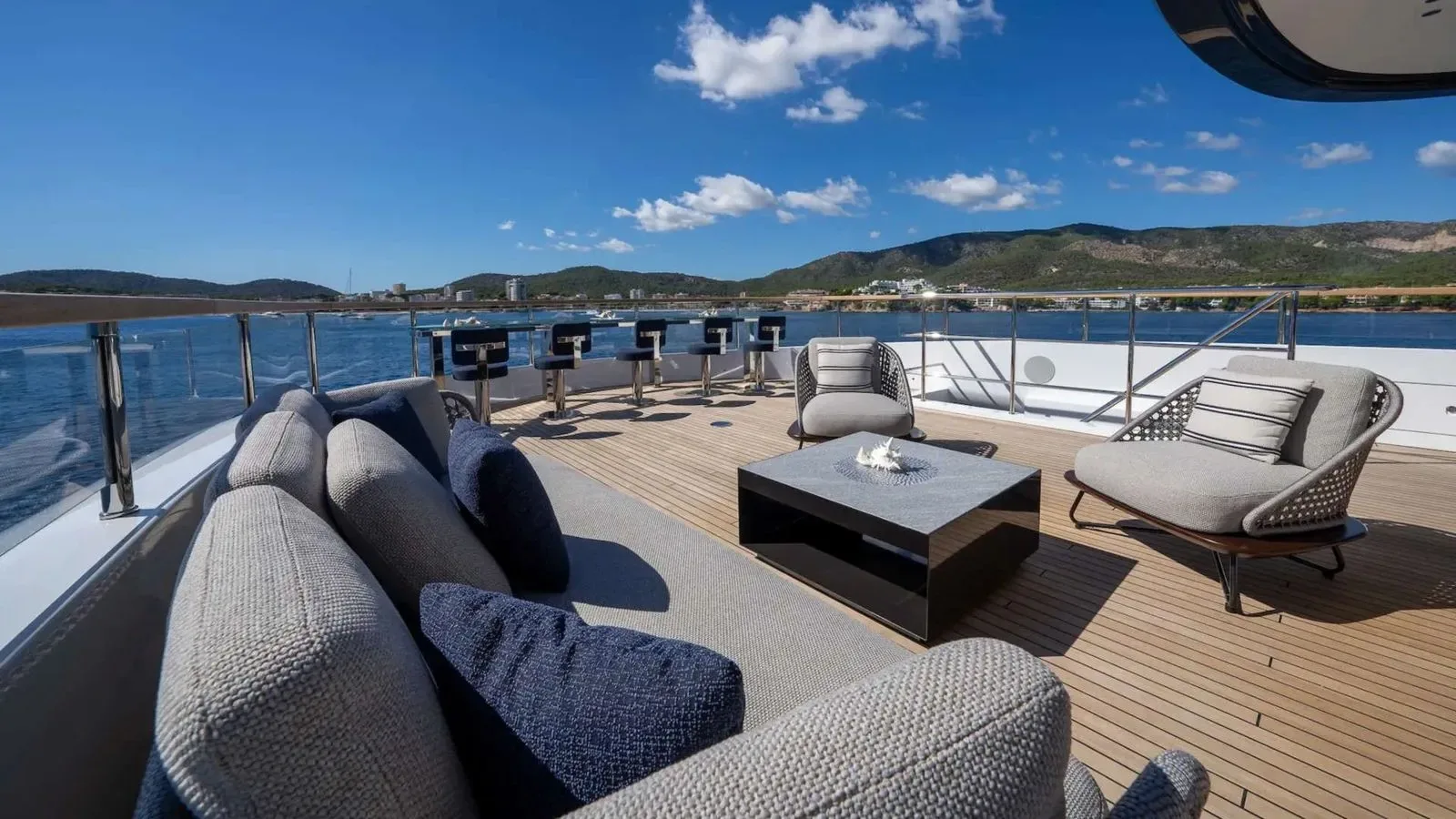 ALPHA WAVES - photo 18 yacht charter Cannes