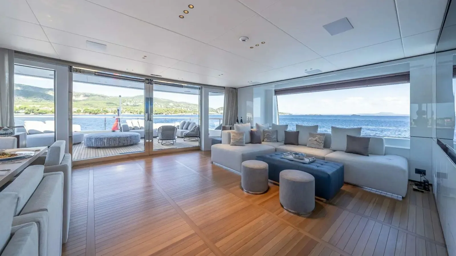 ALPHA WAVES - photo 32 yacht charter Cannes