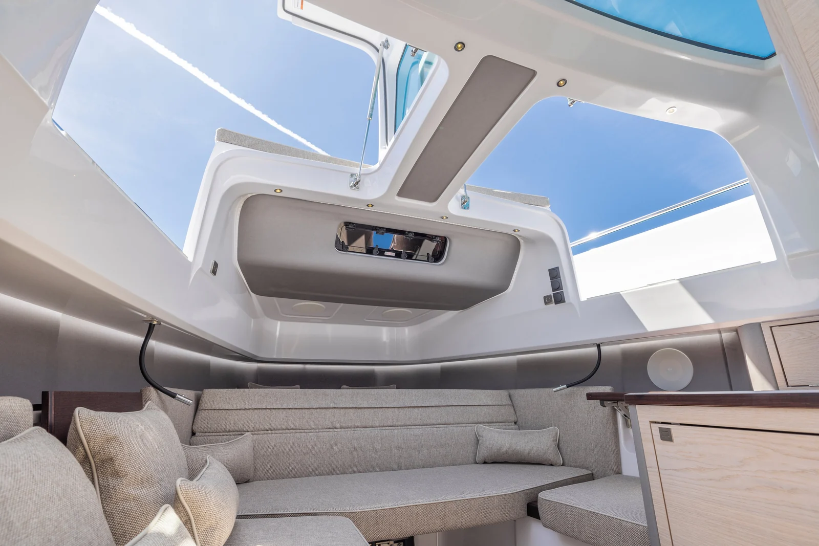 Axopar 45 XC Cross Cabin, photo 3 location yacht Cannes