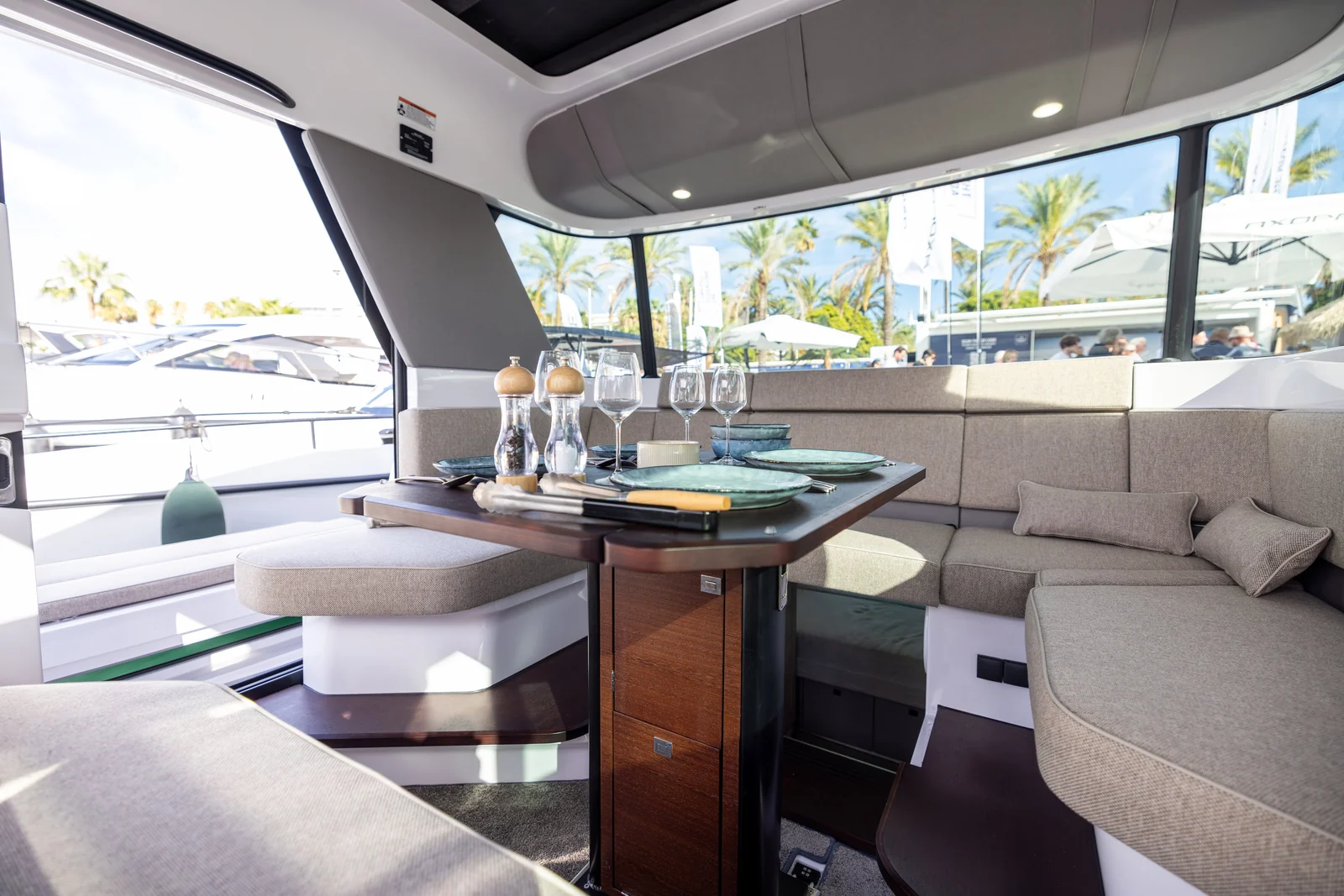Axopar 45 XC Cross Cabin, photo 5 location yacht Cannes