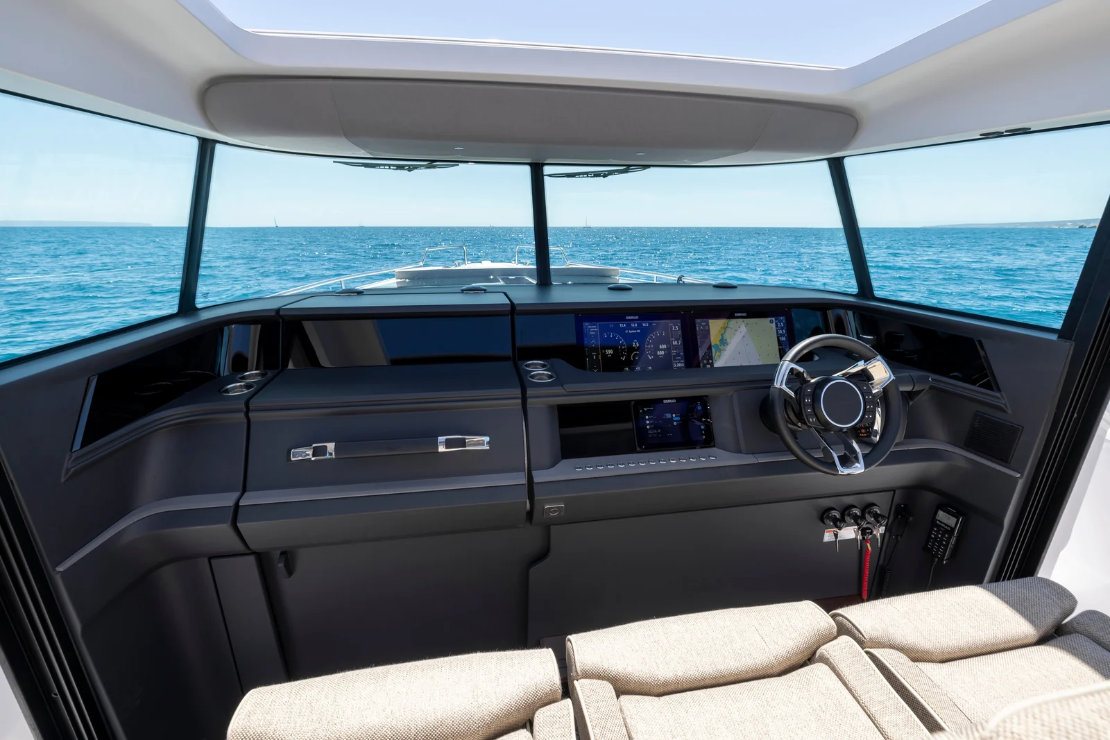 Axopar 45 XC Cross Cabin, photo 9 location yacht Cannes