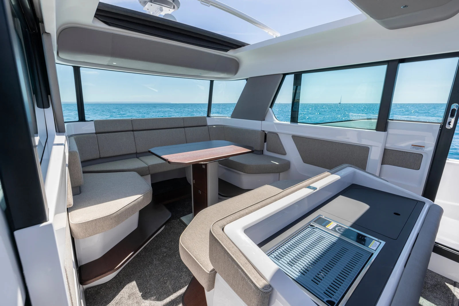 Axopar 45 XC Cross Cabin, photo 10 location yacht Cannes