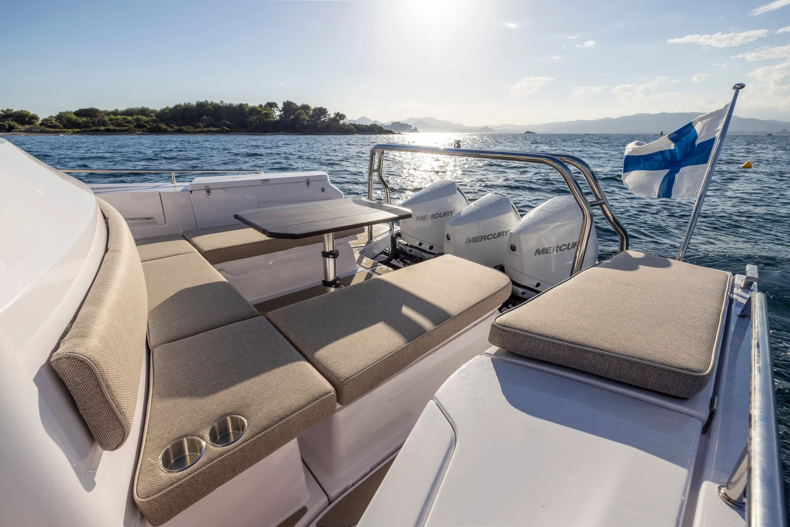 Axopar 45 XC Cross Cabin, photo 11 location yacht Cannes