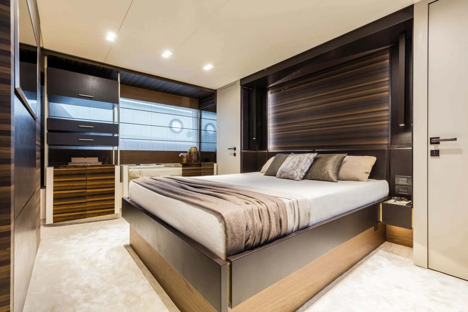 CARE ONE - photo 11 yacht charter Cannes