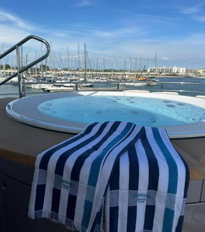 Cosmico — photo 46 location yacht Cannes