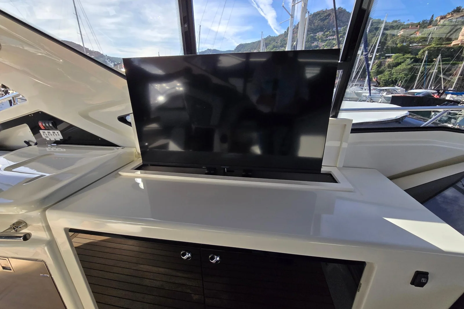 Cranchi M44 HT, photo 5 location yacht Cannes