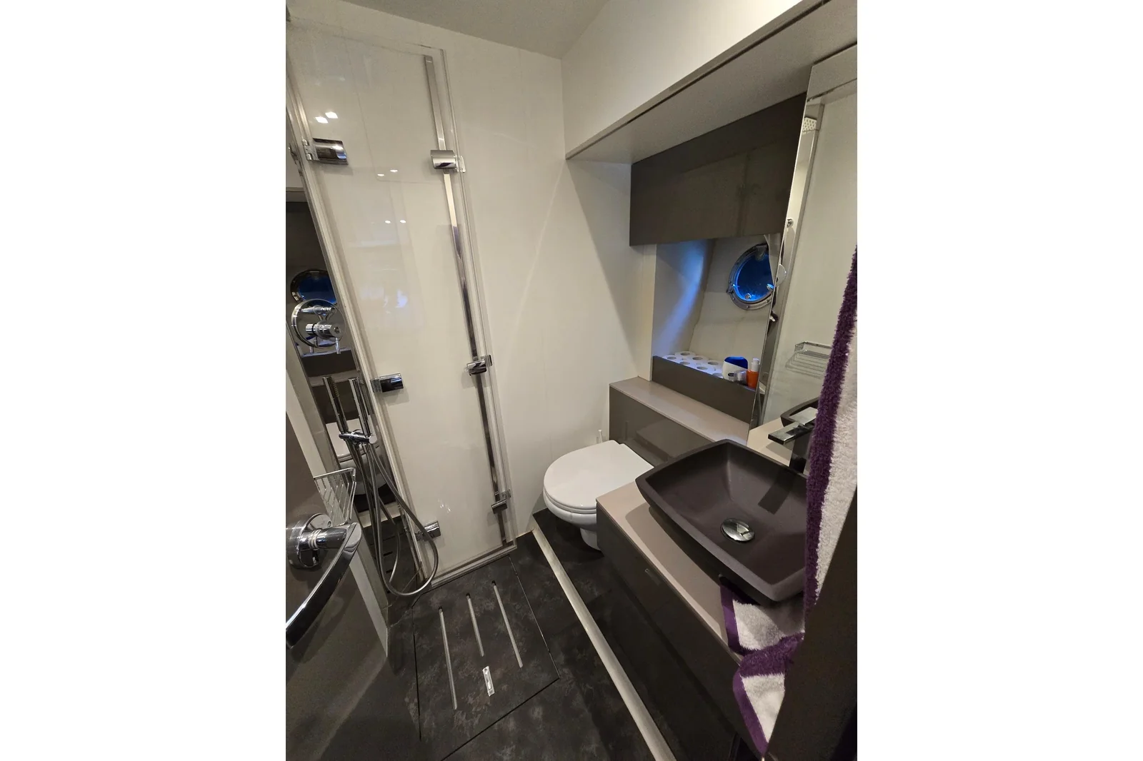 Cranchi M44 HT, photo 10 location yacht Cannes