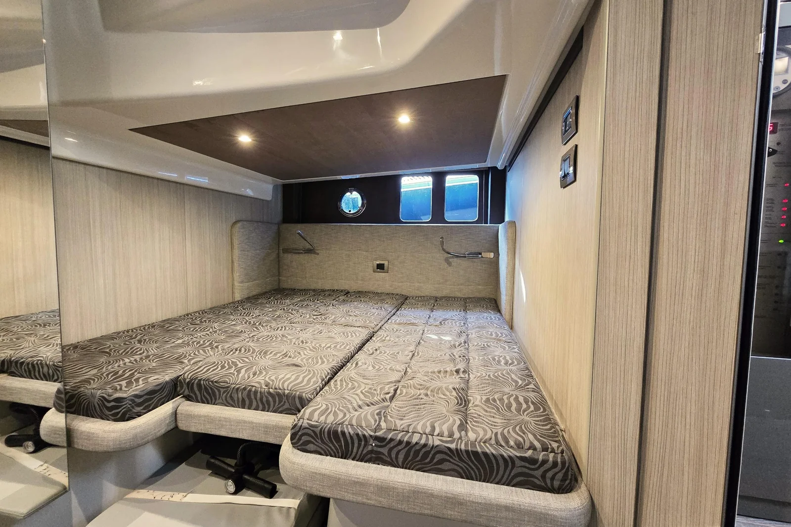 Cranchi M44 HT, photo 12 location yacht Cannes