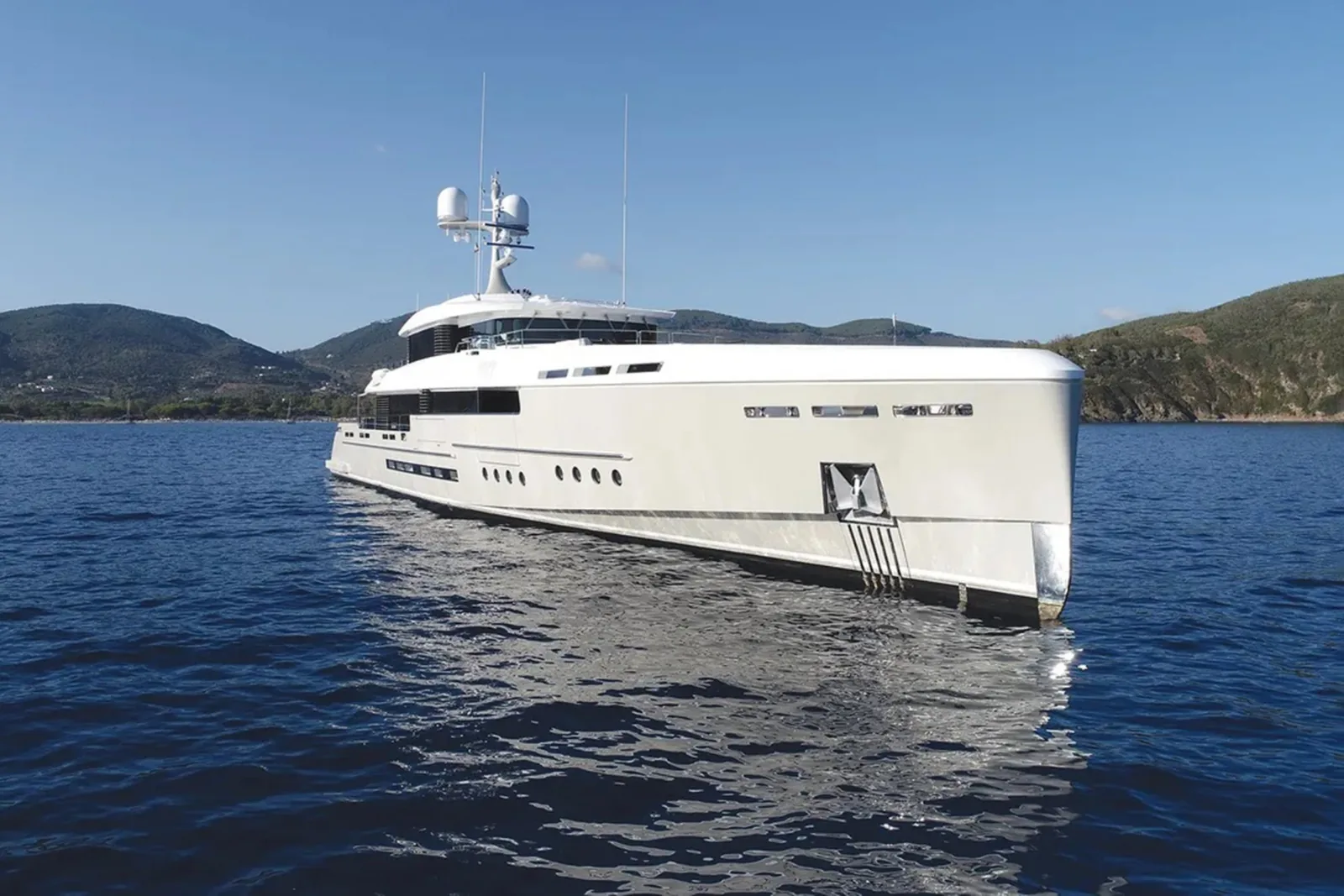 ENDEAVOUR 2 - photo 3 yacht charter Cannes