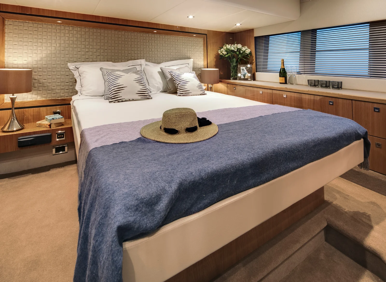 Fairline Targa 48, photo 12 location yacht Cannes