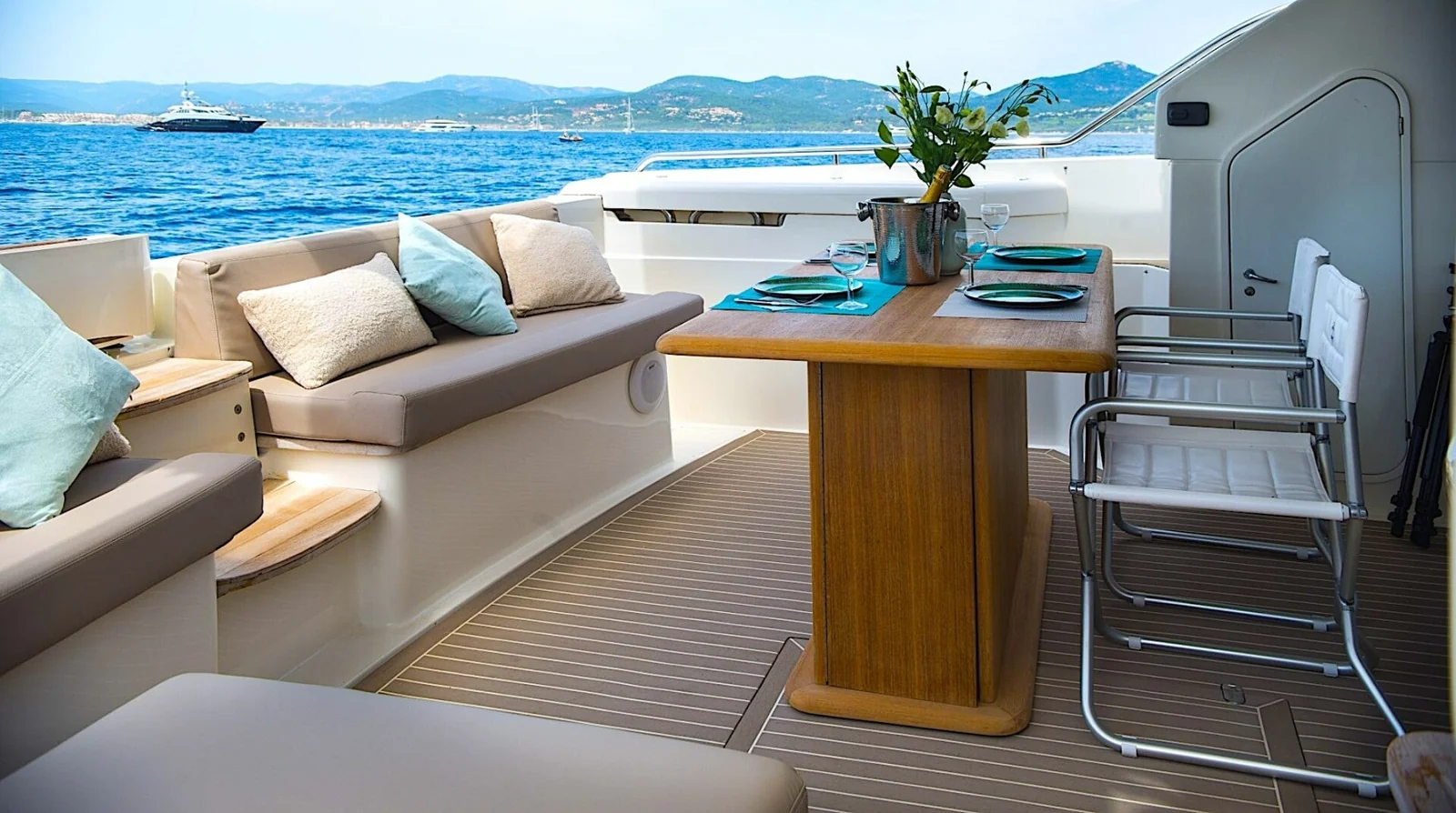 Ferretti 620, photo 6 location yacht Cannes