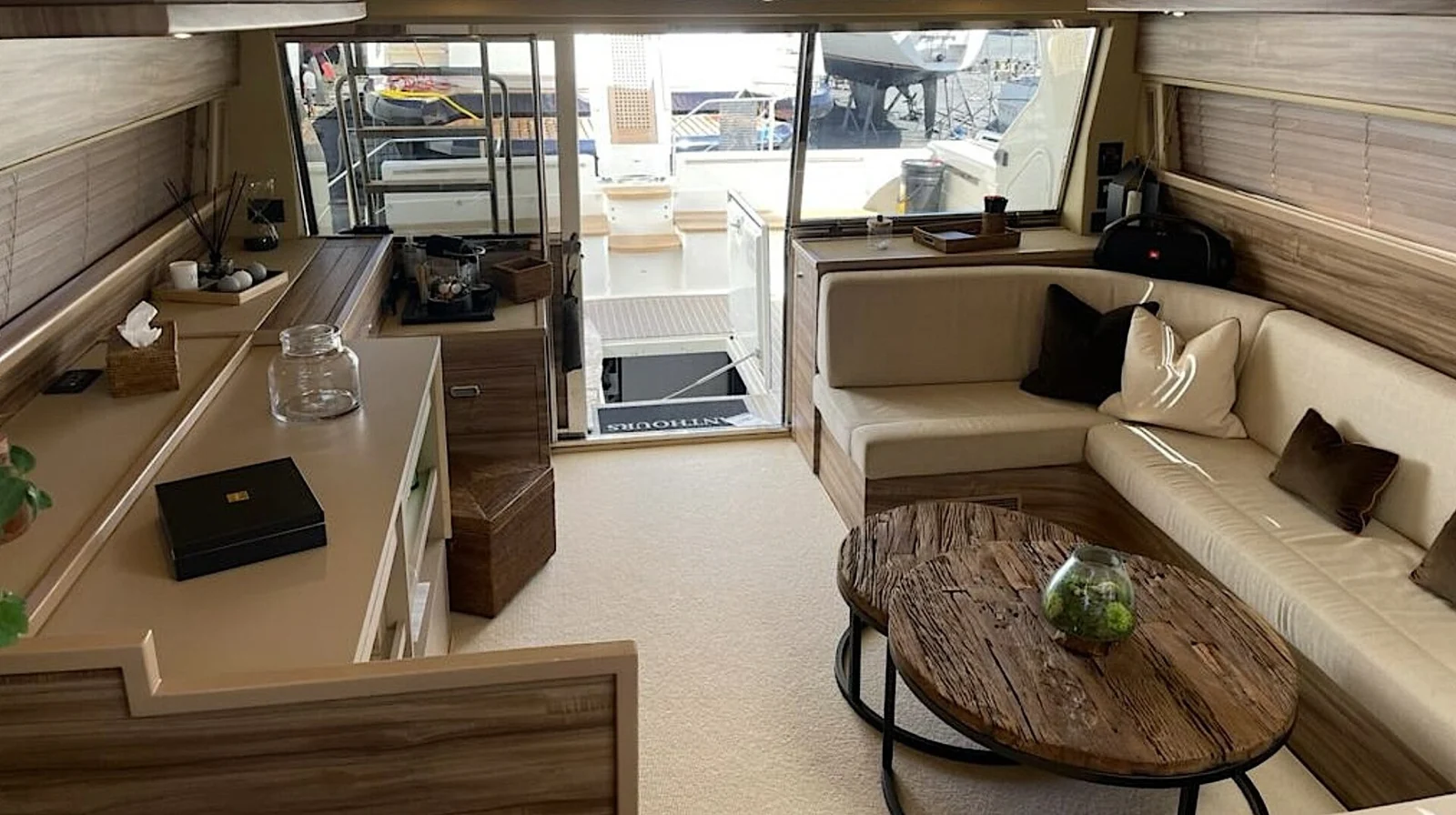 Ferretti 620, photo 9 location yacht Cannes