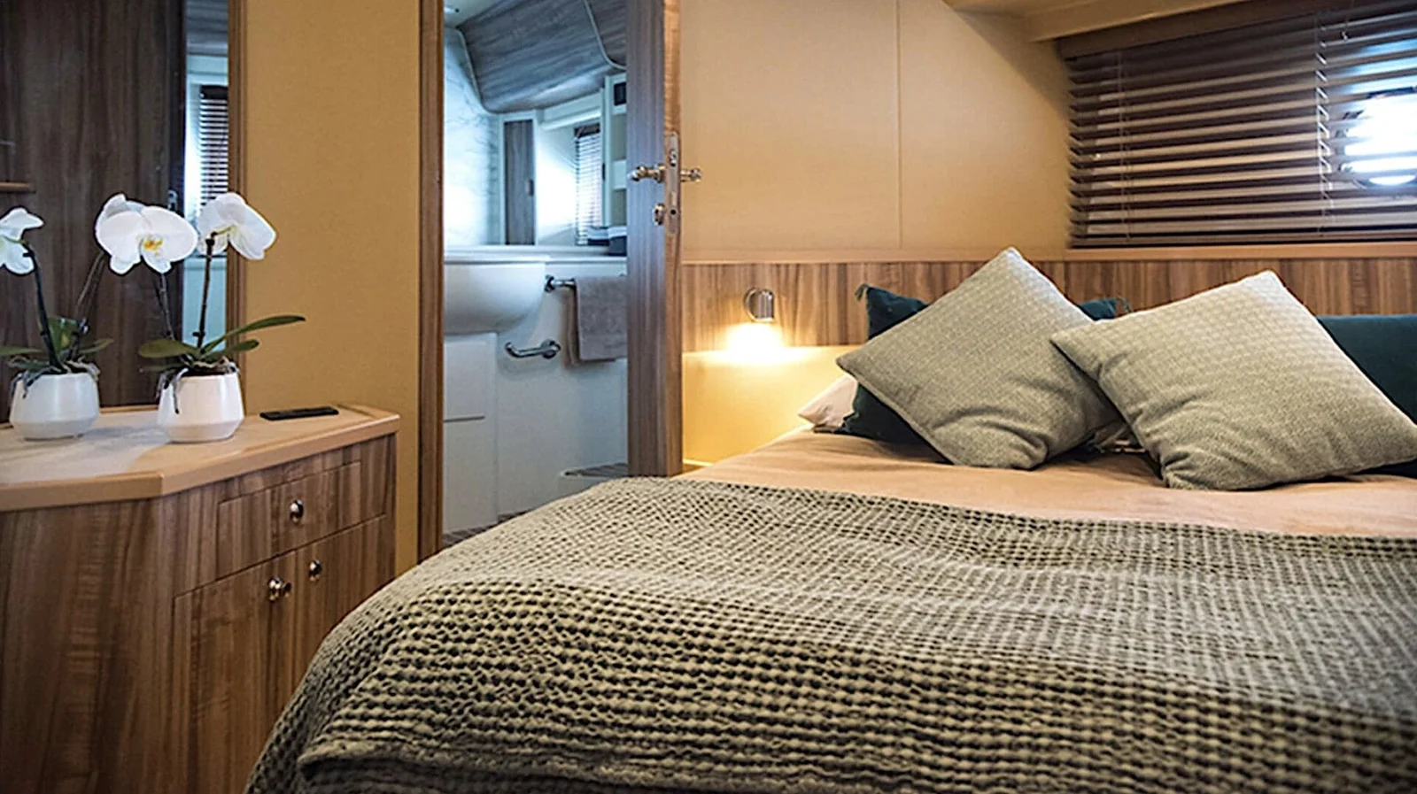 Ferretti 620, photo 10 location yacht Cannes