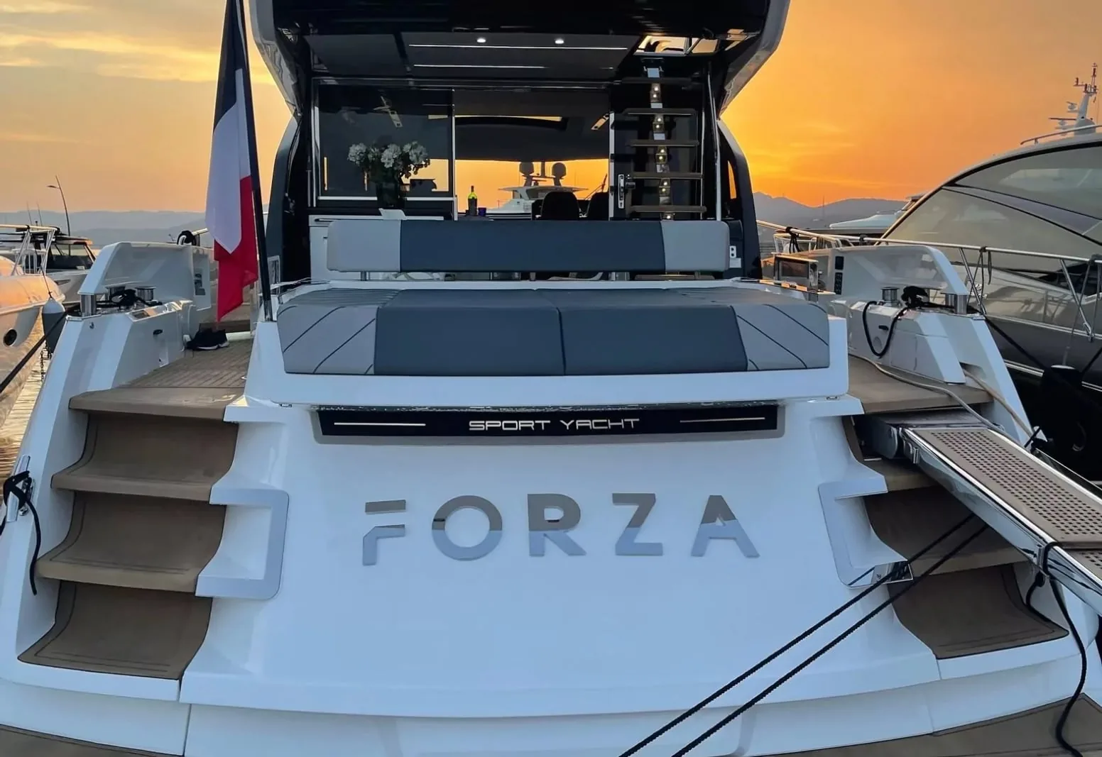 FORZA - photo 6 yacht charter Cannes