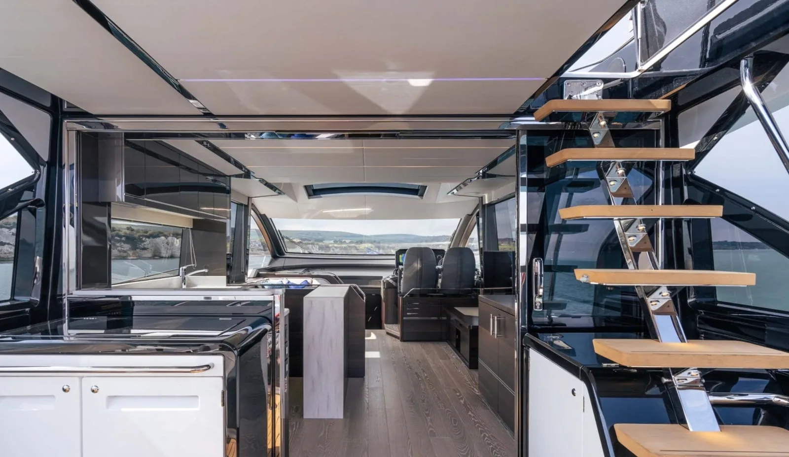 FORZA - photo 11 yacht charter Cannes