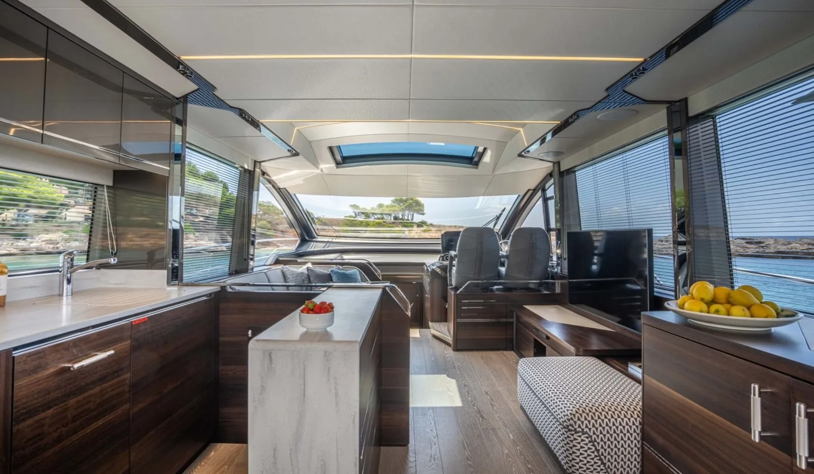 FORZA - photo 12 yacht charter Cannes