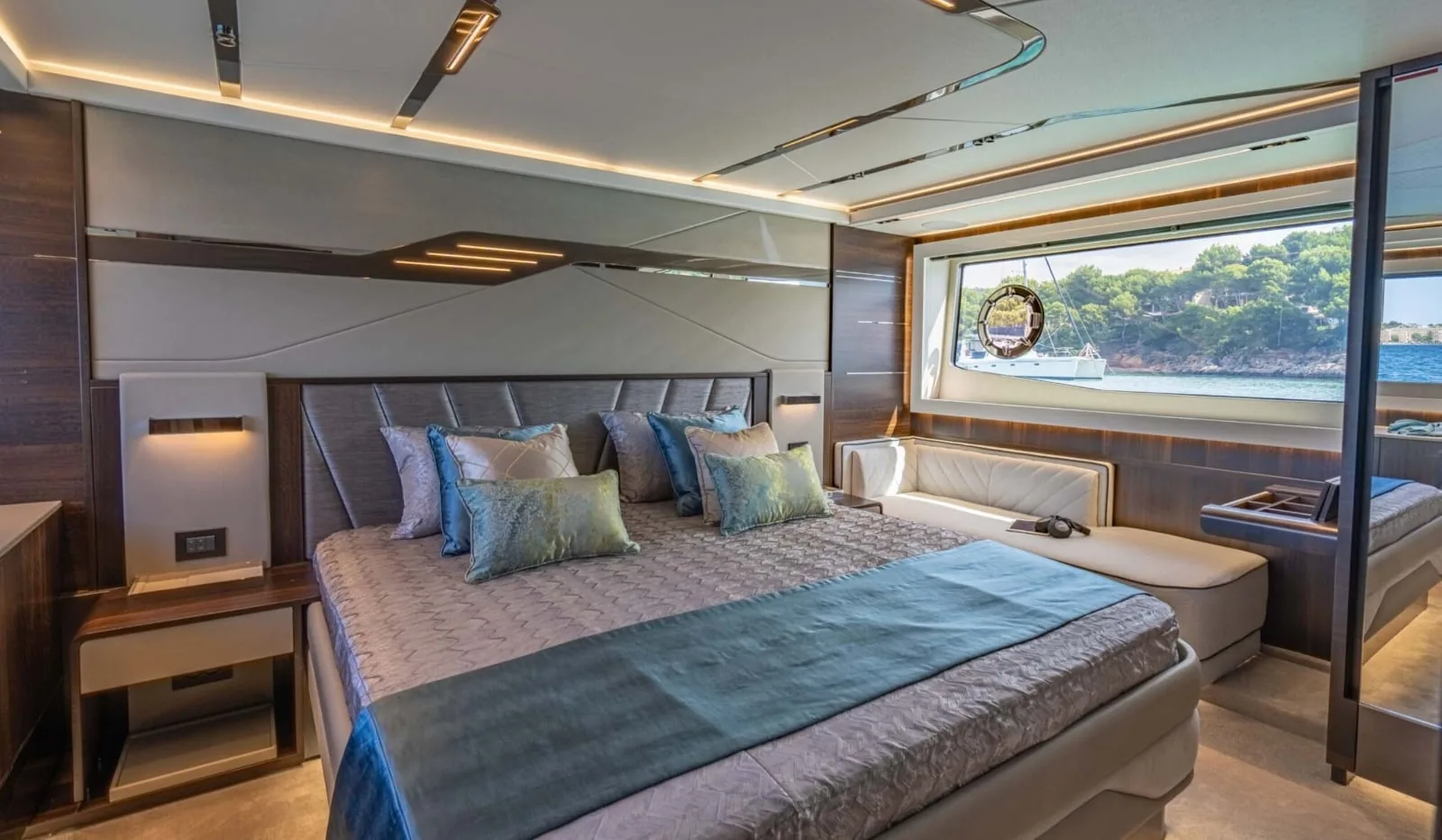 FORZA - photo 14 yacht charter Cannes