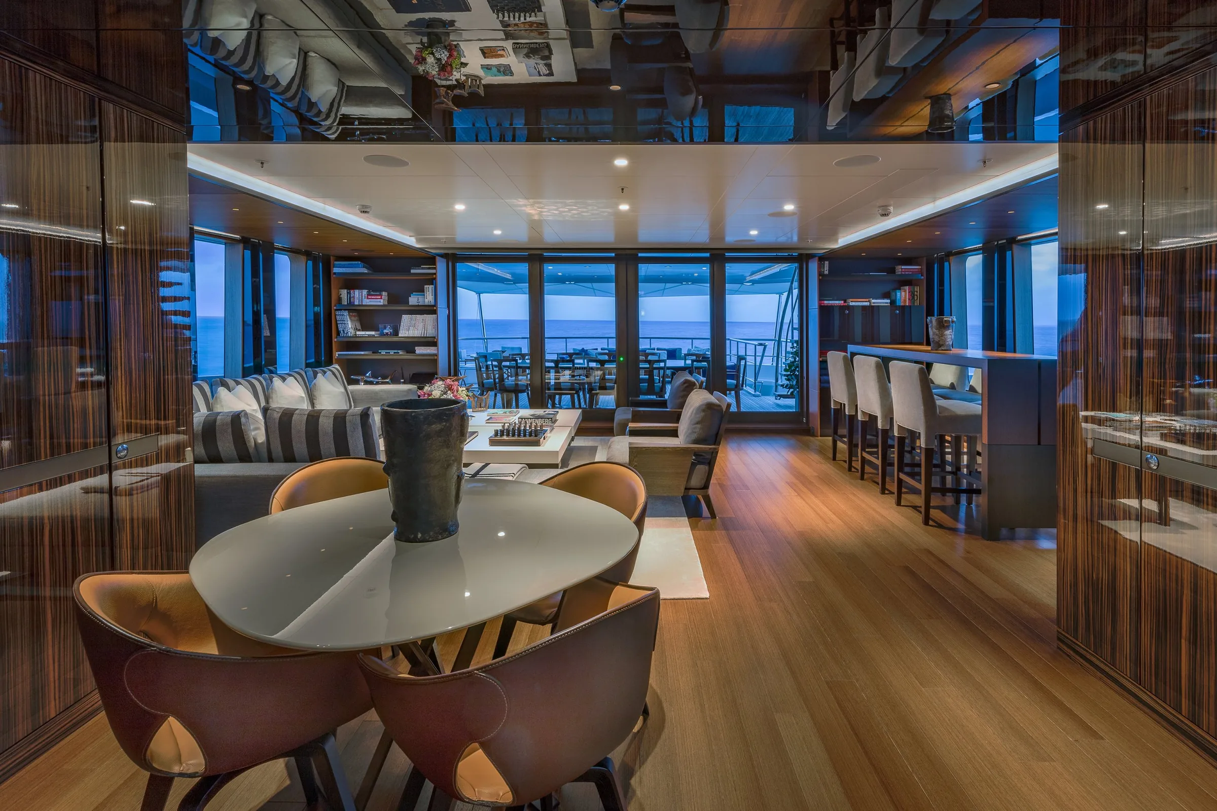 HALO - photo 7 yacht charter Cannes