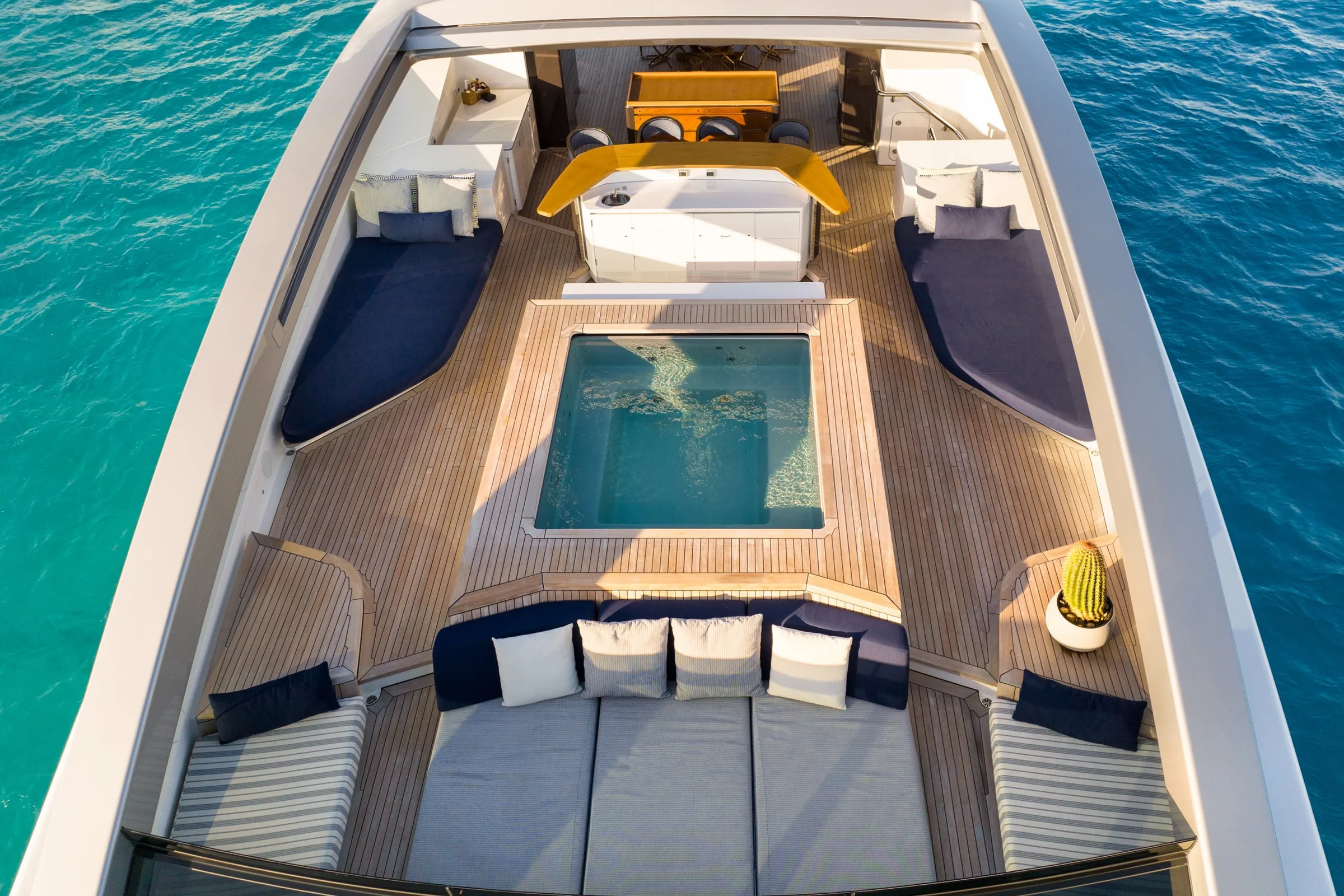 HALO - photo 11 yacht charter Cannes