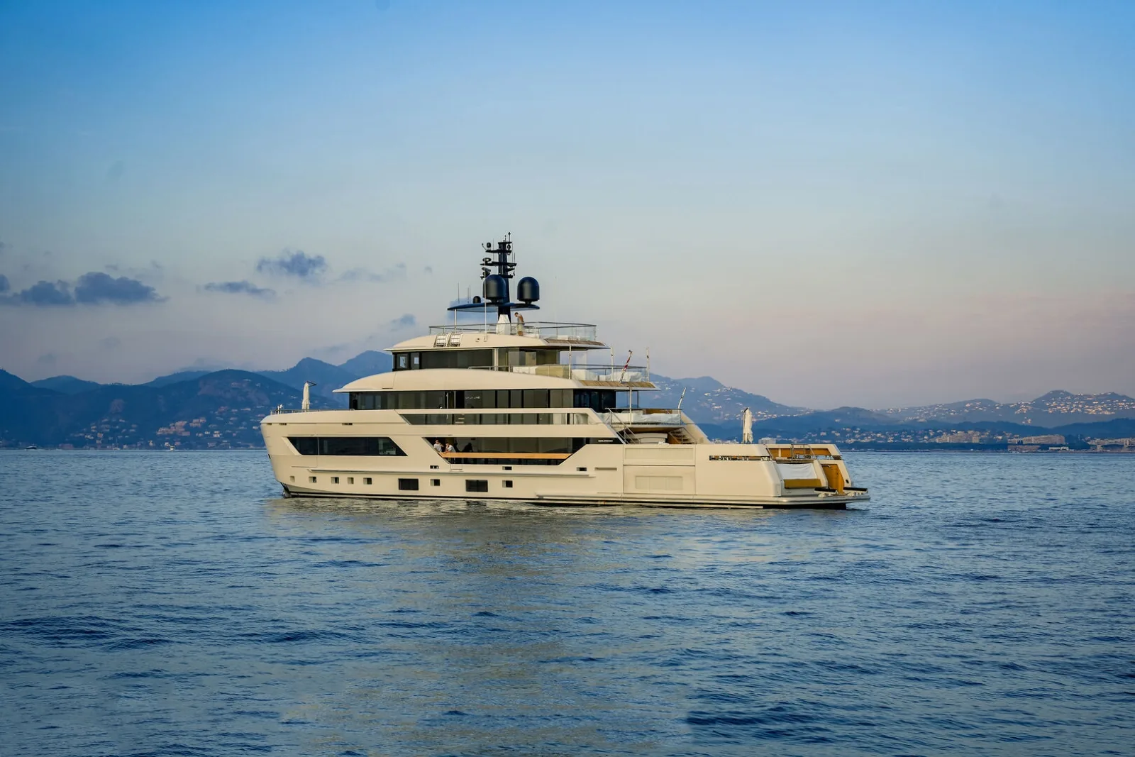 LA LA LAND - photo 8 yacht charter Cannes