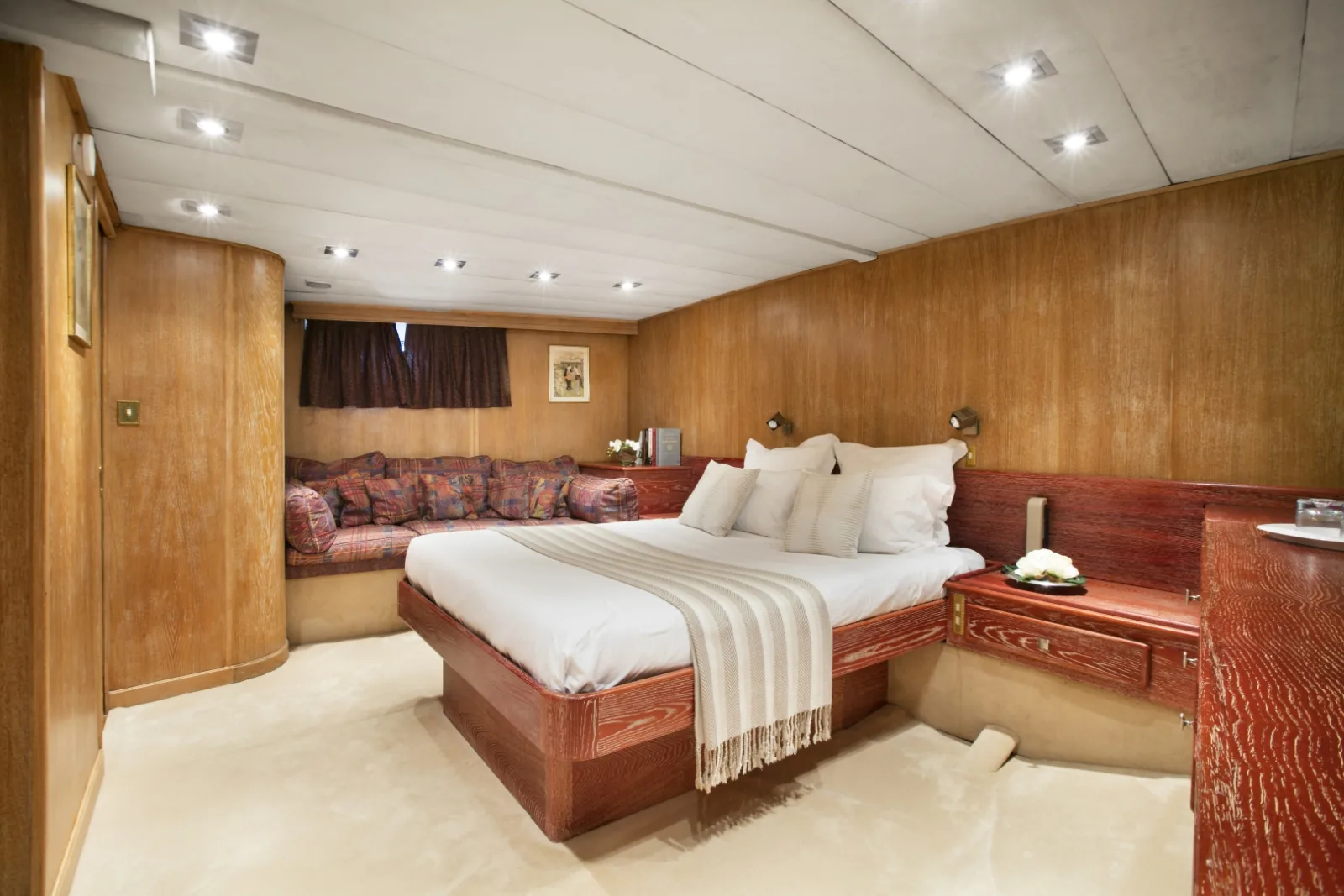 LADY JERSEY - photo 21 yacht charter Cannes