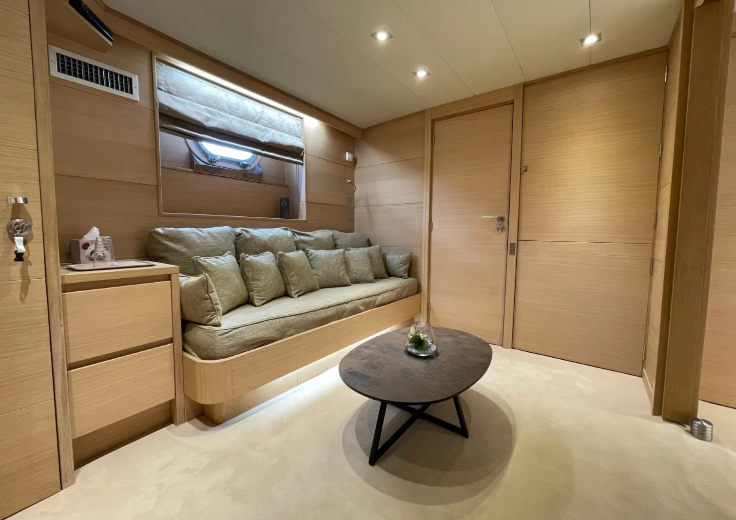 LADY JERSEY - photo 23 yacht charter Cannes