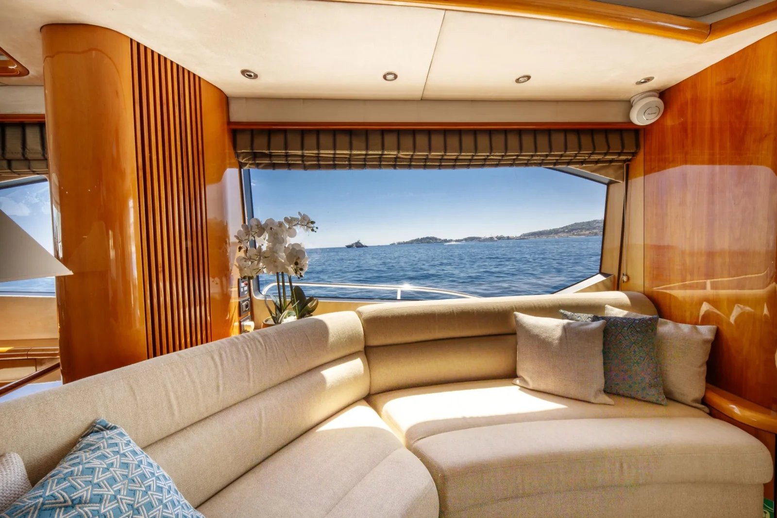 LADY YOUSRA - photo 16 yacht charter Cannes