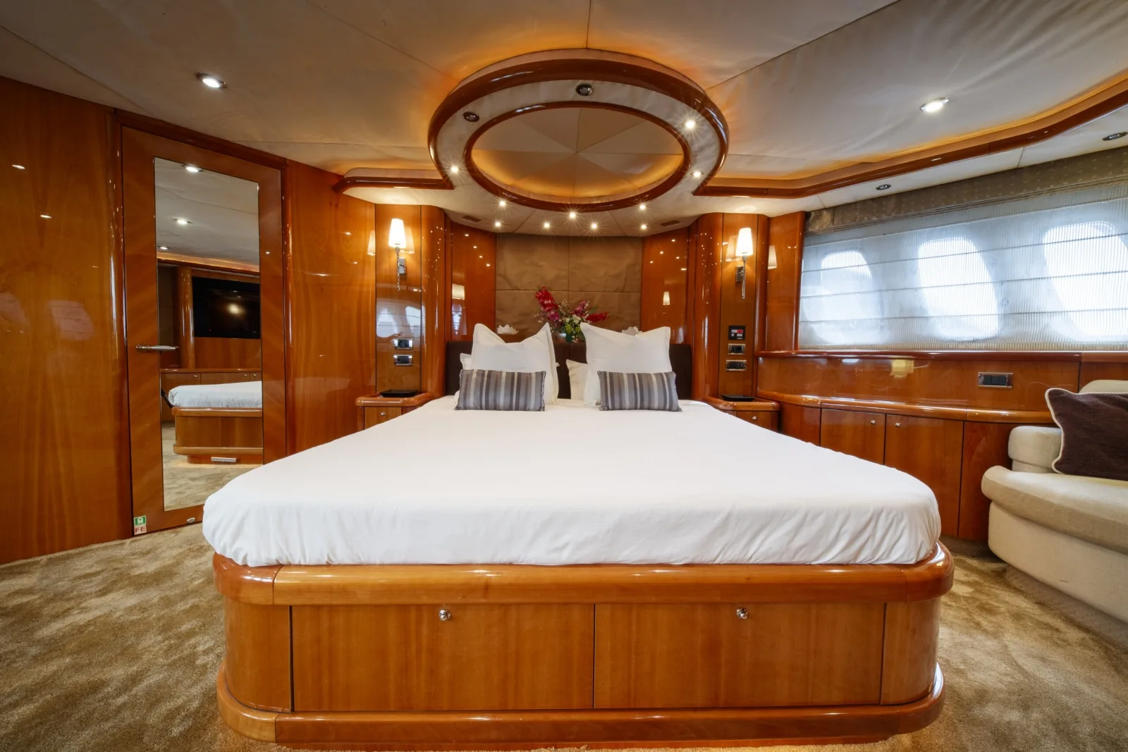 LADY YOUSRA - photo 22 yacht charter Cannes