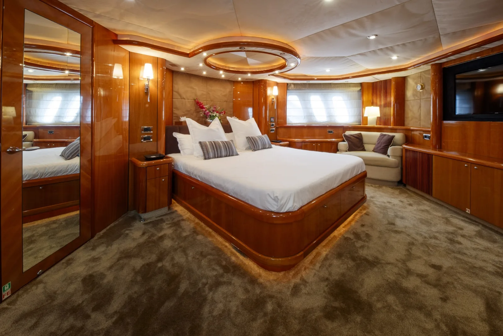 LADY YOUSRA - photo 23 yacht charter Cannes