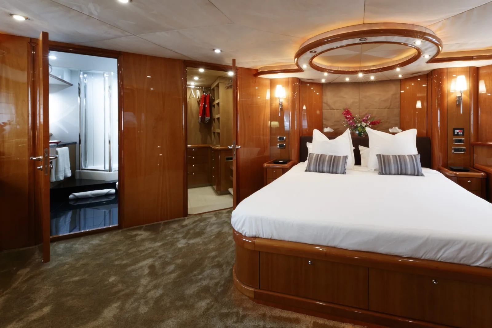 LADY YOUSRA - photo 24 yacht charter Cannes
