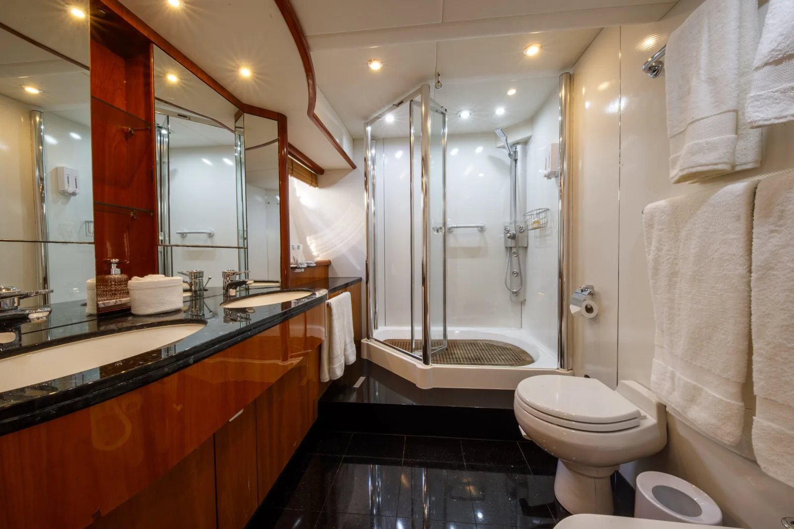 LADY YOUSRA - photo 25 yacht charter Cannes