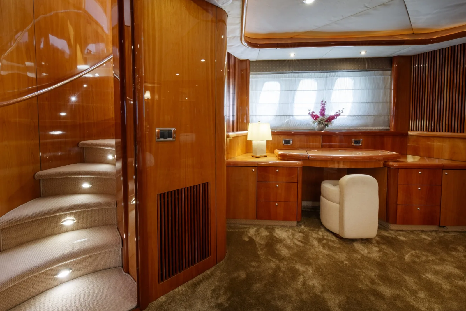 LADY YOUSRA - photo 26 yacht charter Cannes