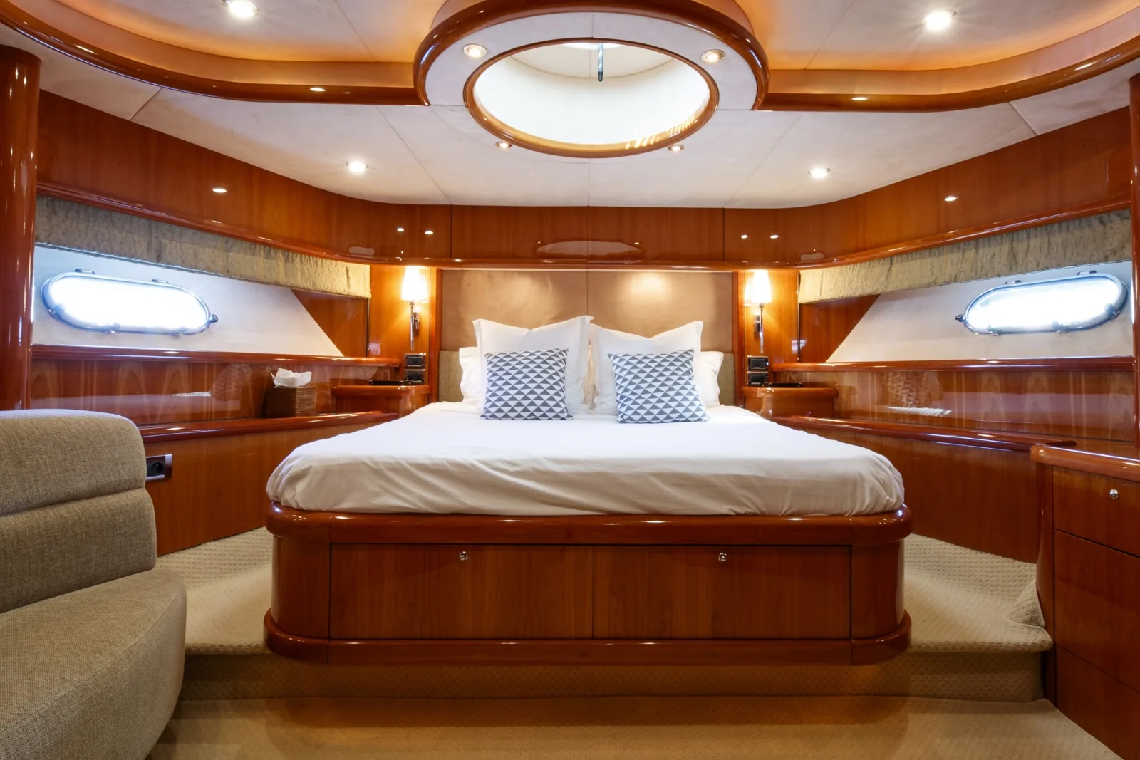 LADY YOUSRA - photo 27 yacht charter Cannes