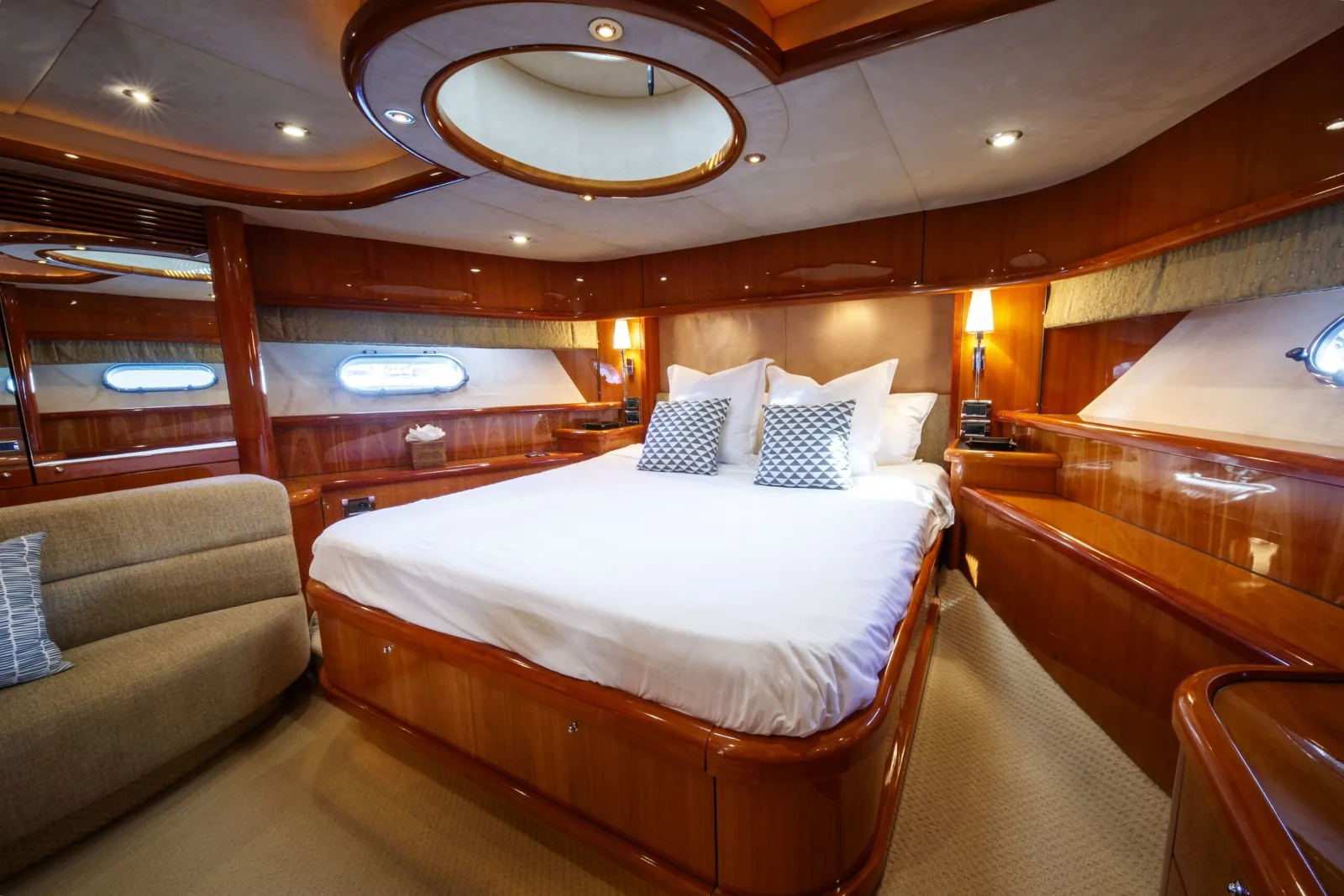 LADY YOUSRA - photo 28 yacht charter Cannes