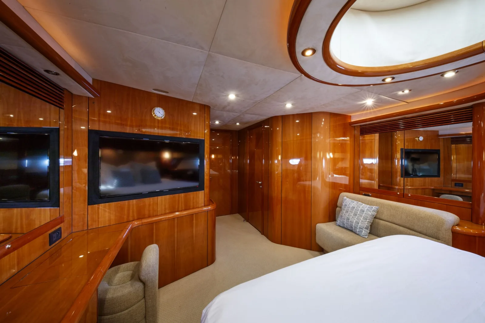 LADY YOUSRA - photo 29 yacht charter Cannes