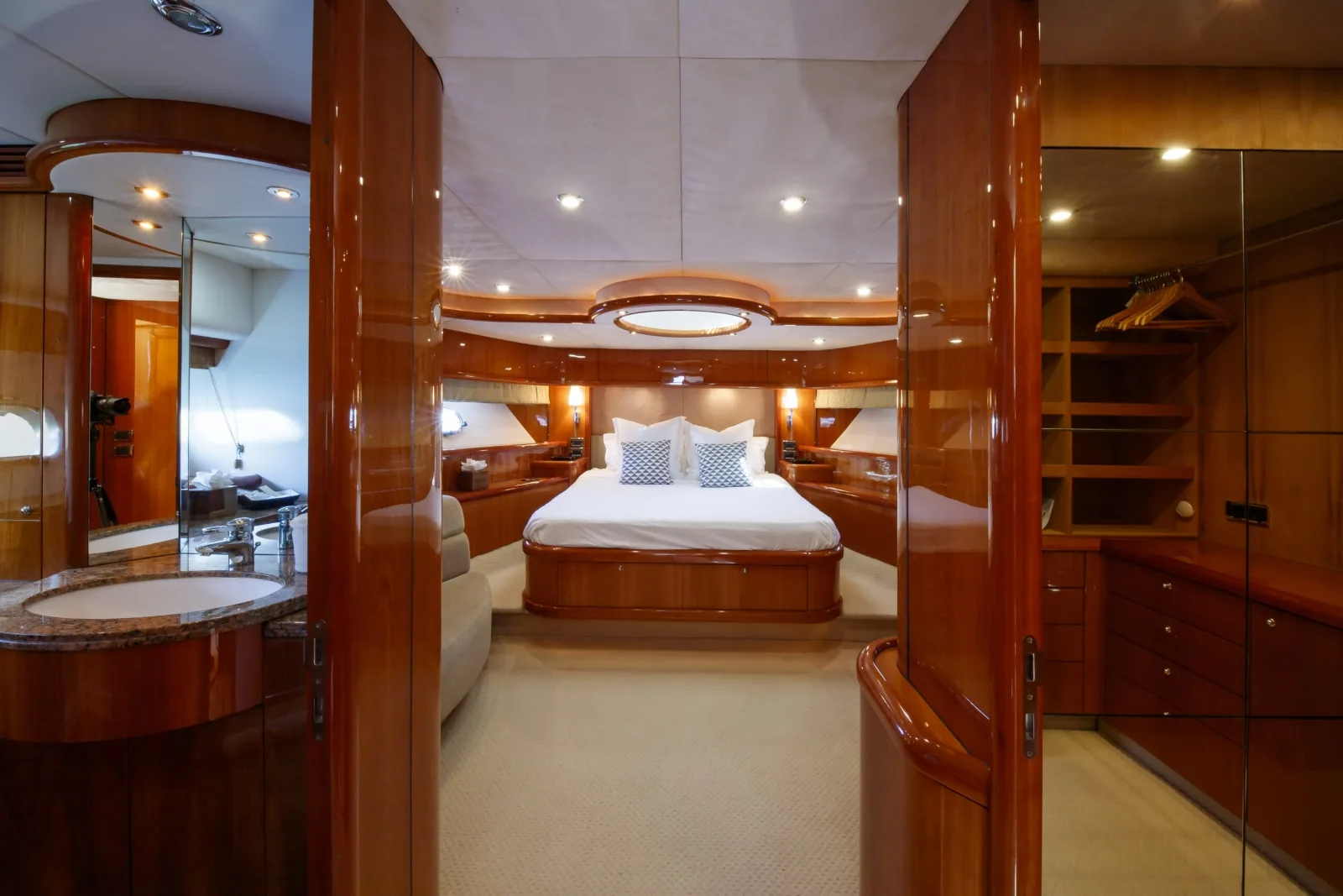 LADY YOUSRA - photo 30 yacht charter Cannes
