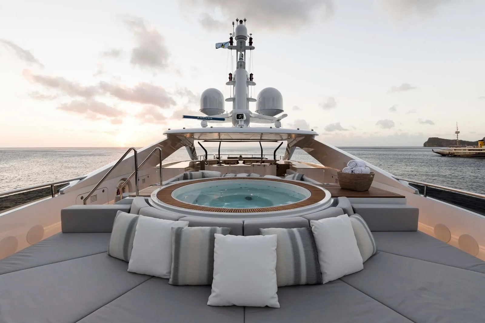 LAURENTIA - photo 12 yacht charter Cannes
