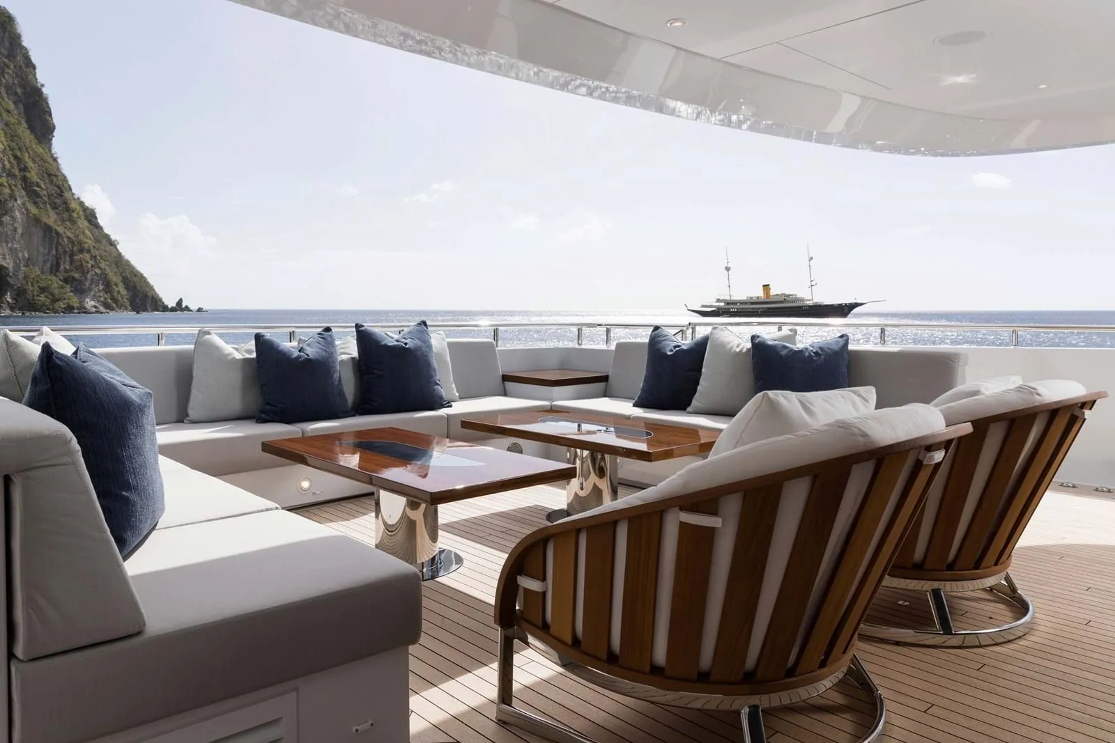 LAURENTIA - photo 15 yacht charter Cannes