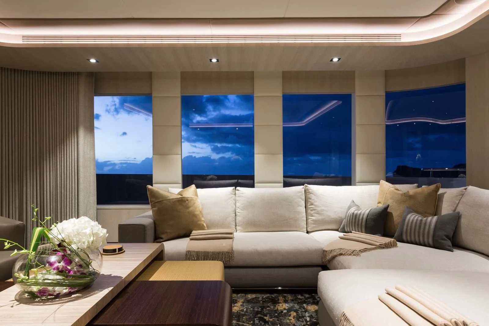 LAURENTIA - photo 20 yacht charter Cannes