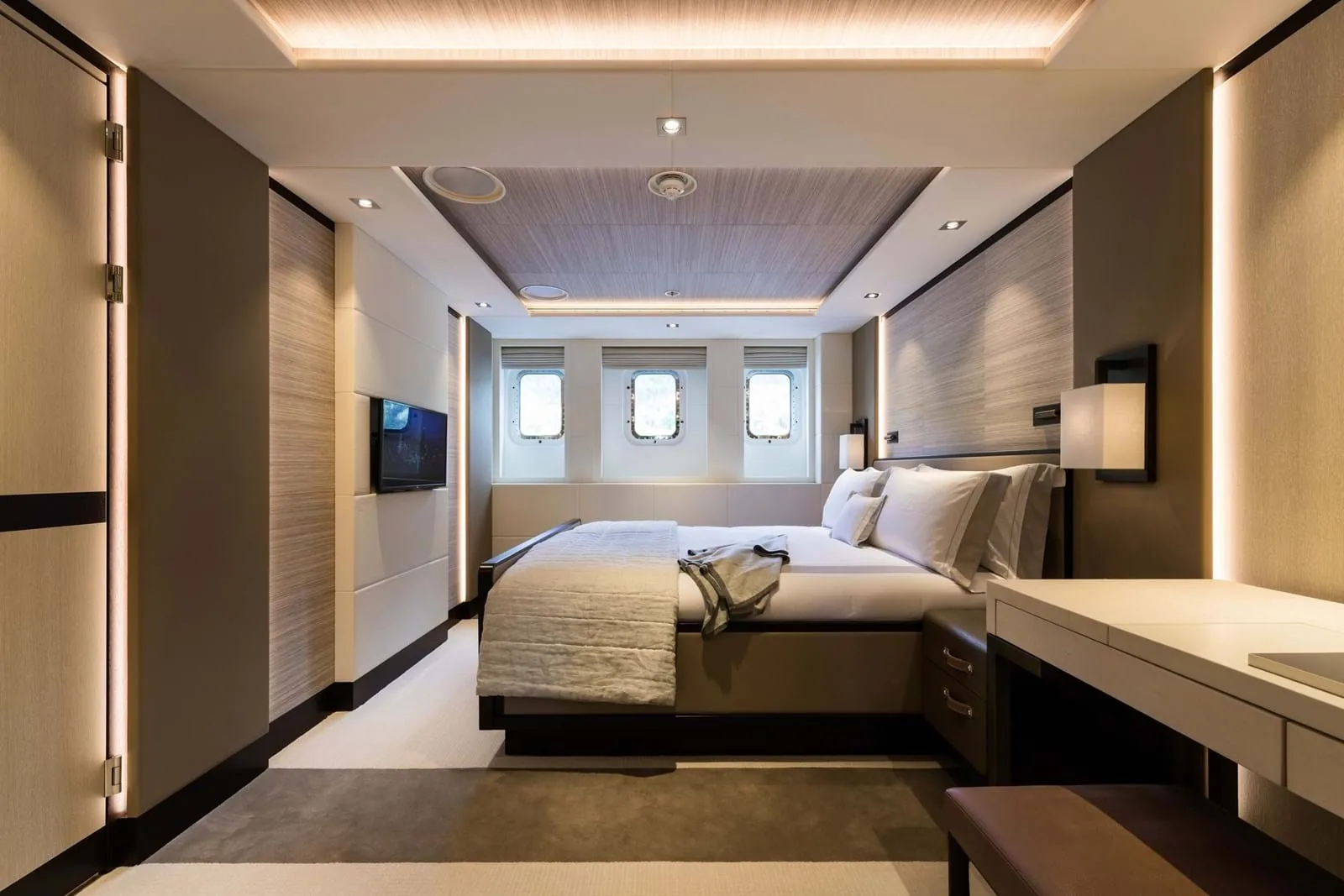 LAURENTIA - photo 31 yacht charter Cannes