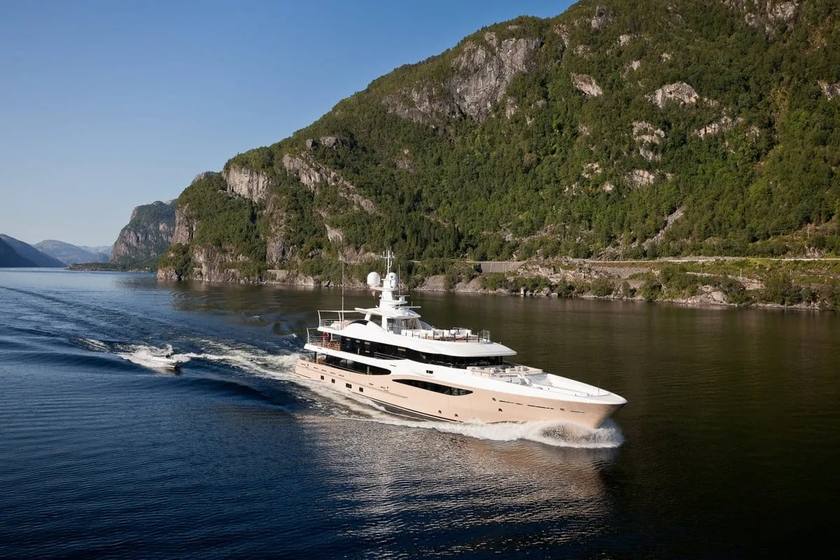 LILI - photo 2 yacht charter Cannes