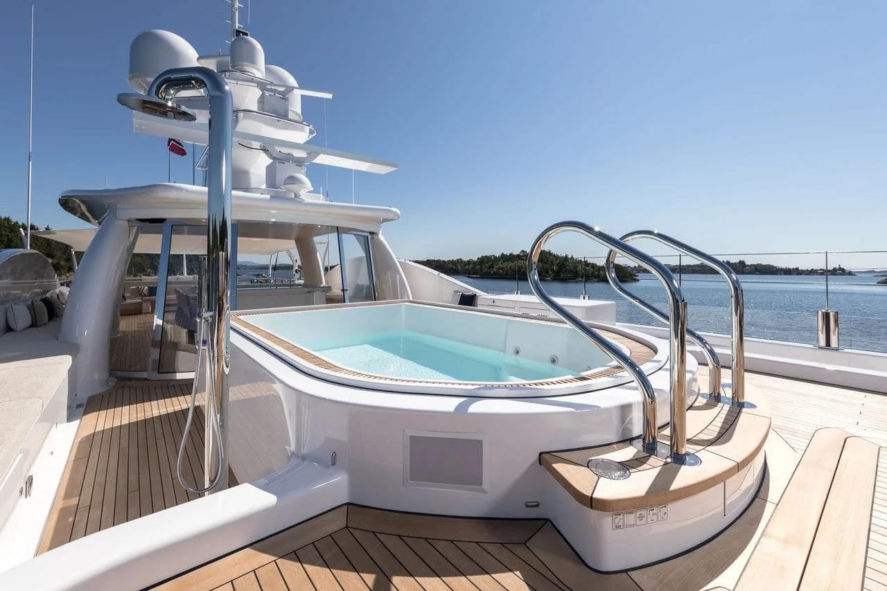LILI - photo 10 yacht charter Cannes