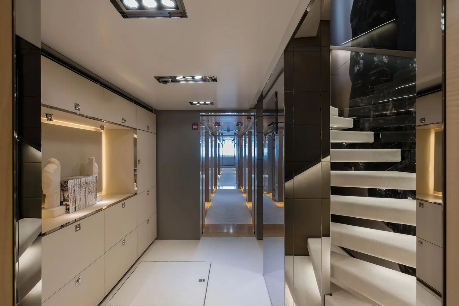 LOON - photo 14 yacht charter Cannes