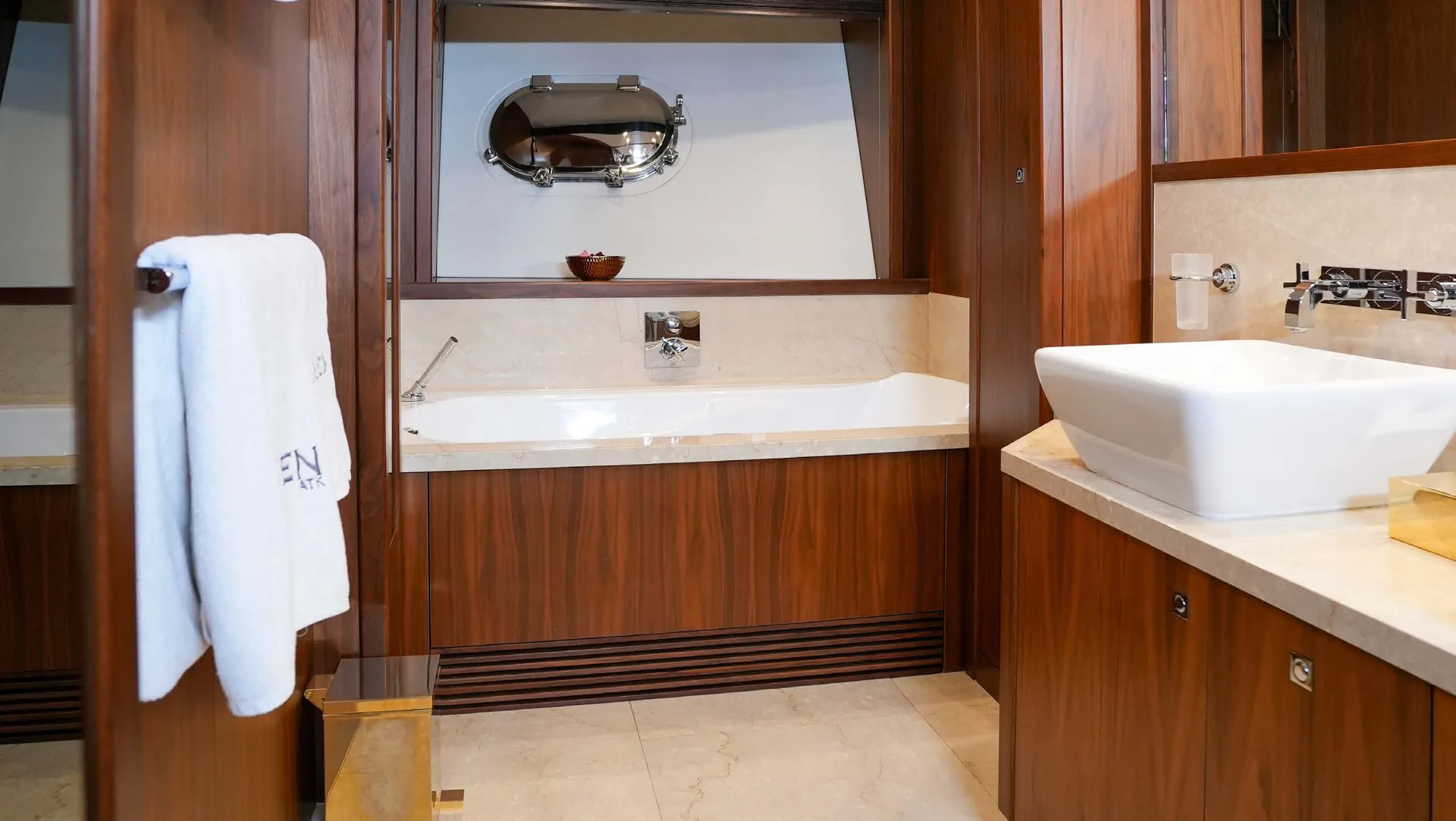 Lucien — photo 18 location yacht Cannes