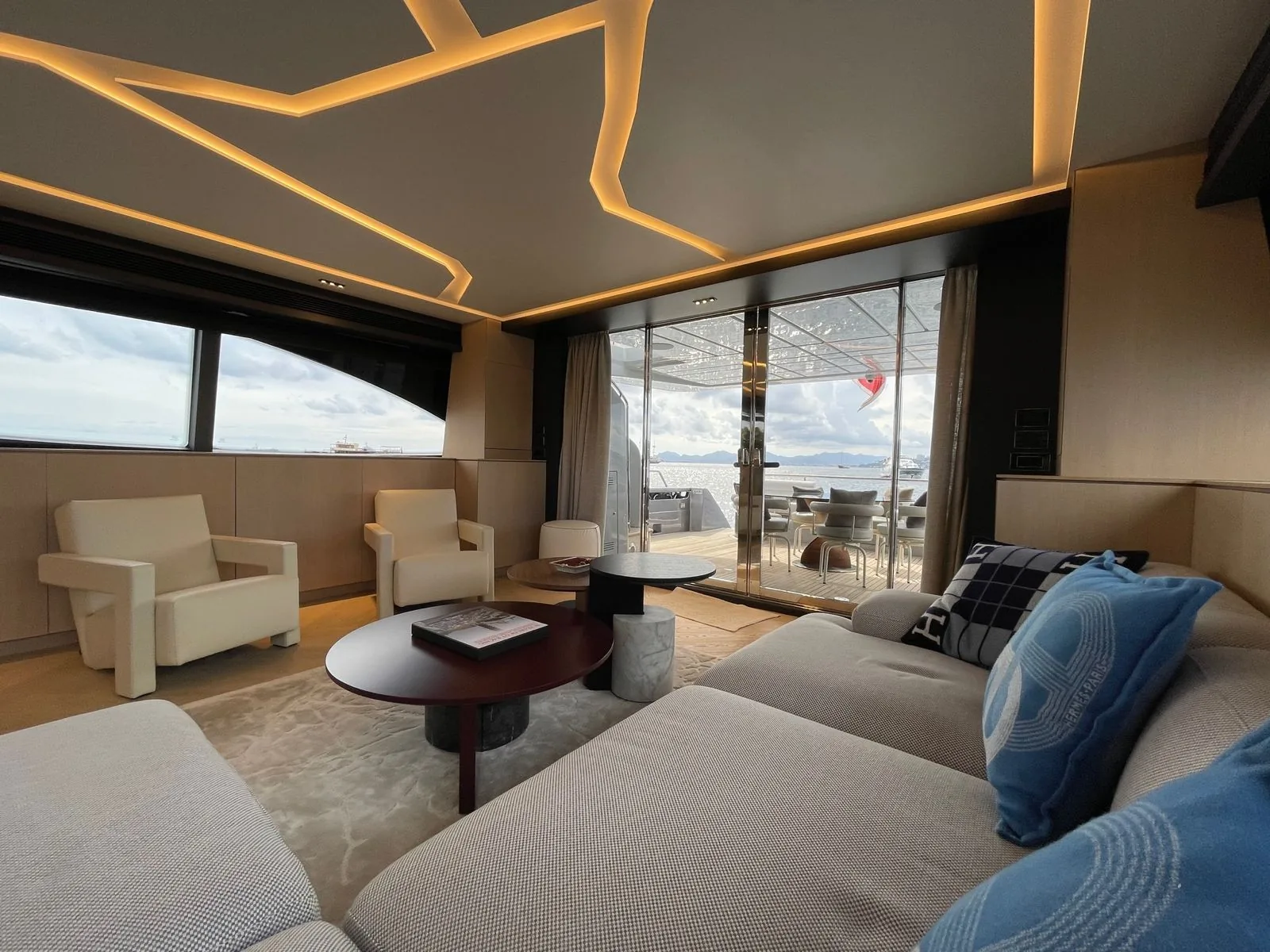 MAXI BEER - photo 7 yacht charter Cannes