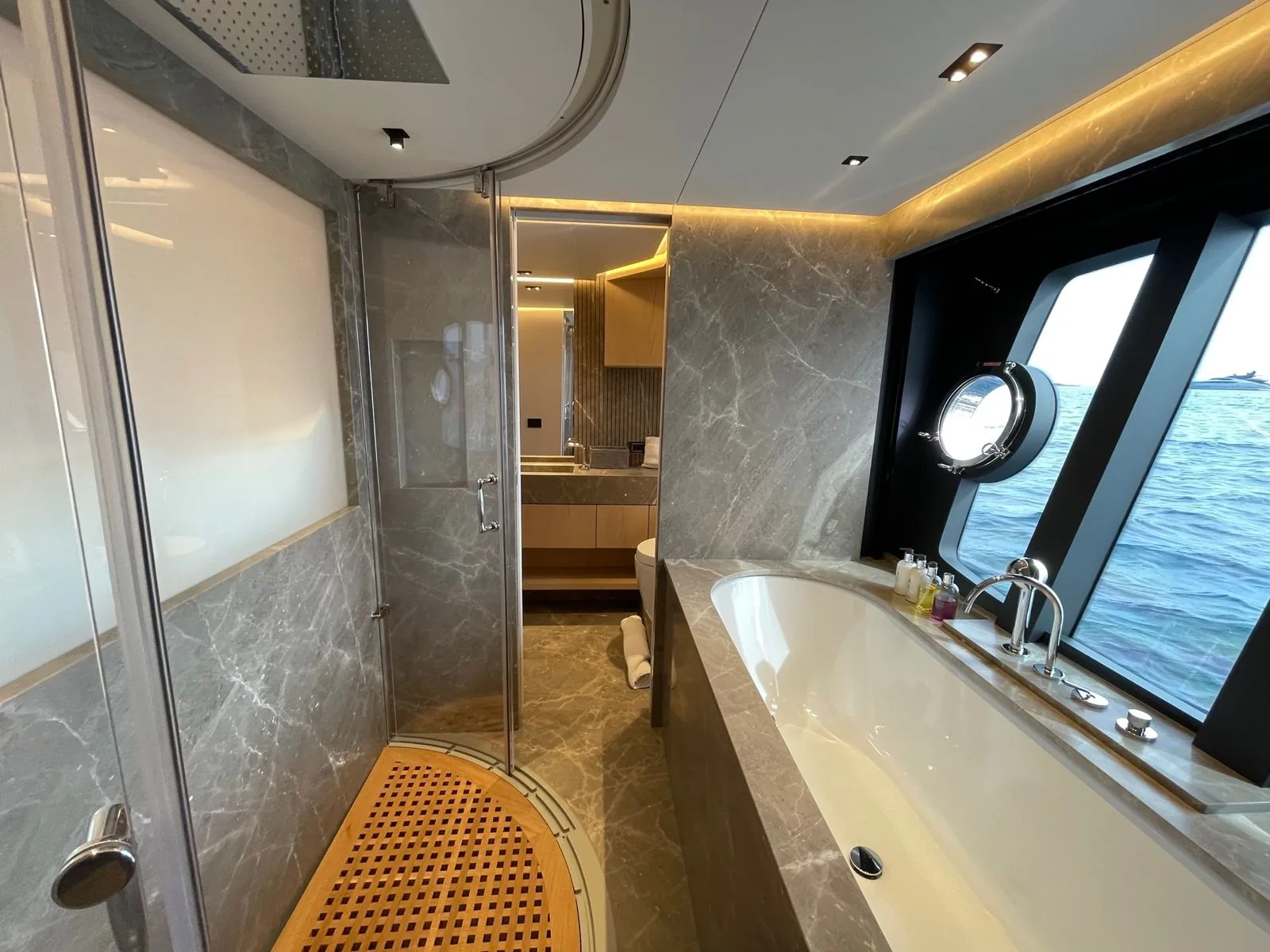 MAXI BEER - photo 12 yacht charter Cannes