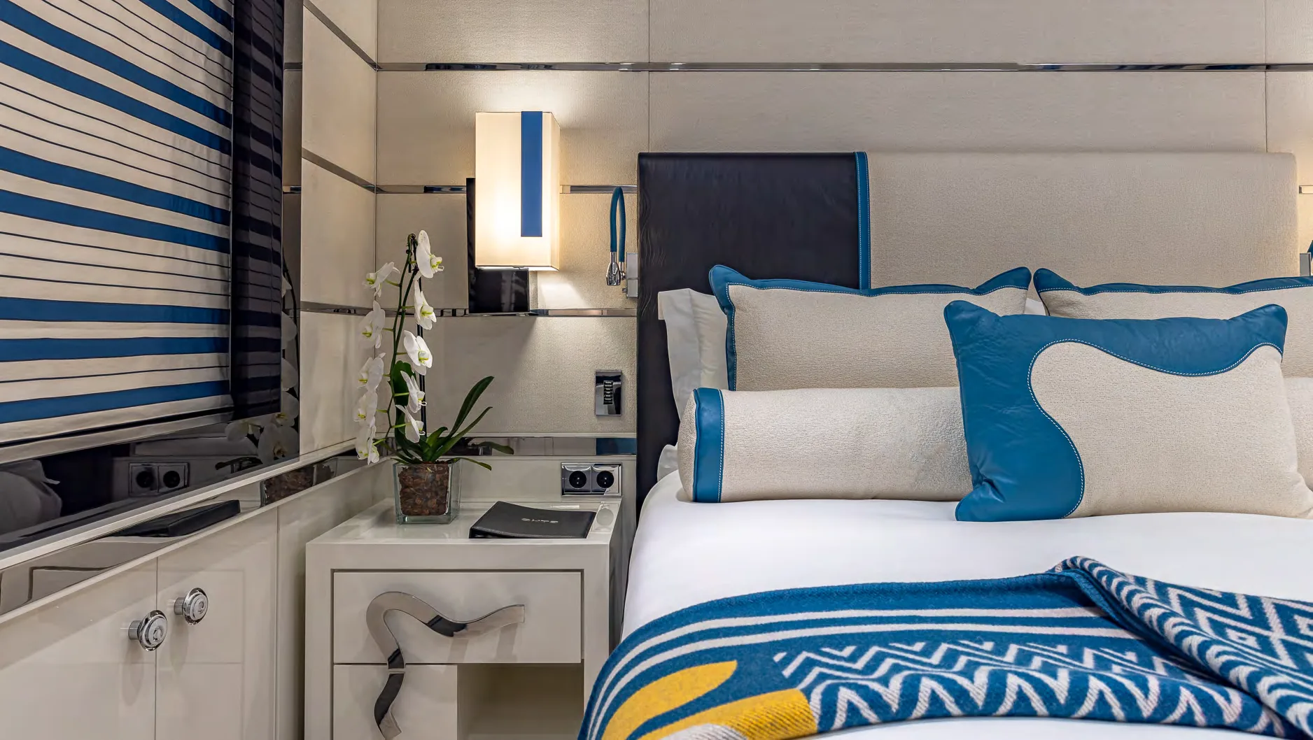 OKTO — photo 15 location yacht Cannes