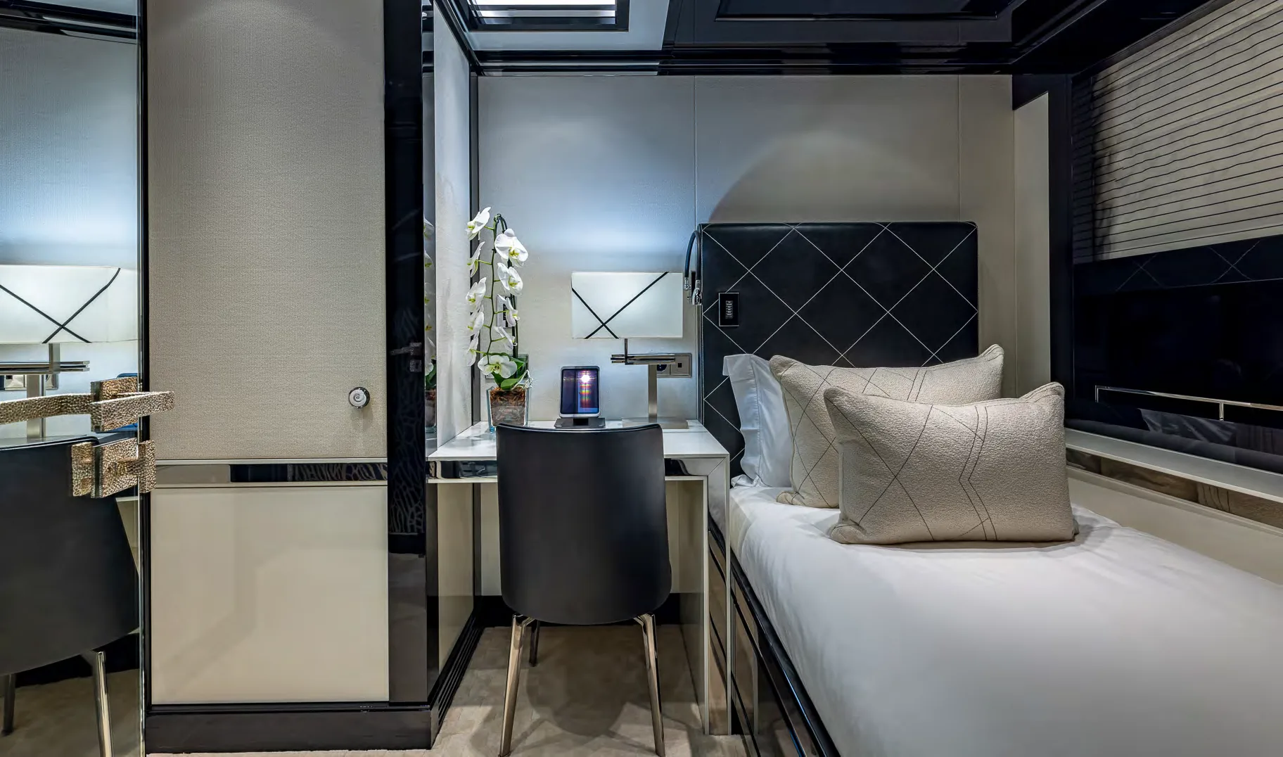 OKTO — photo 23 location yacht Cannes
