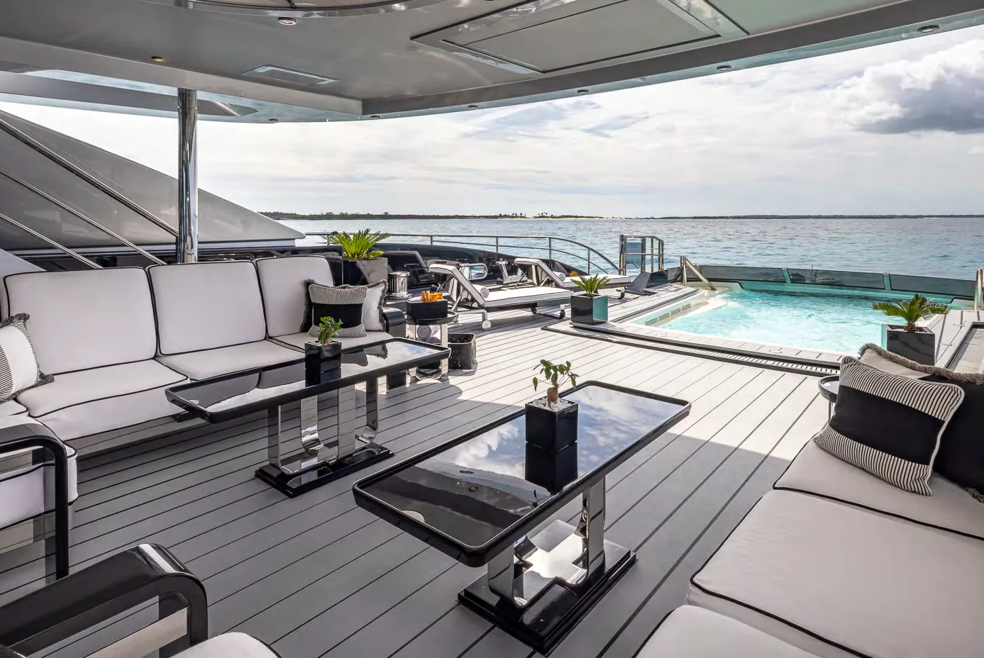 OKTO — photo 31 location yacht Cannes
