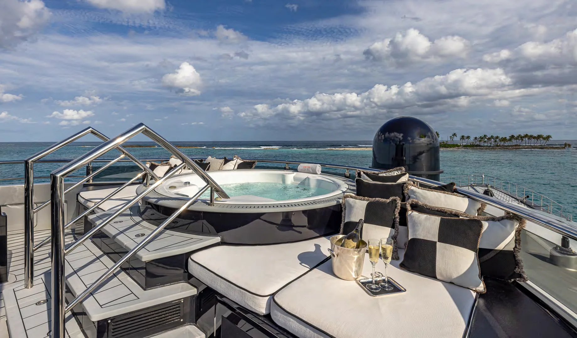 OKTO — photo 37 location yacht Cannes